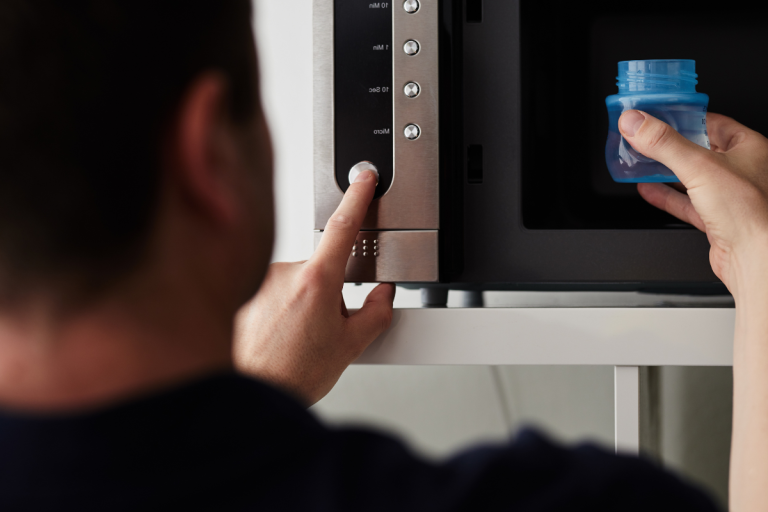 Biberon et micro-ondes : quels sont les dangers pour bébé ?