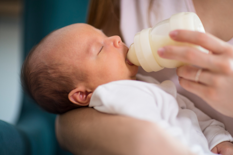 Pourquoi mon bébé met 1 heure à boire son biberon
