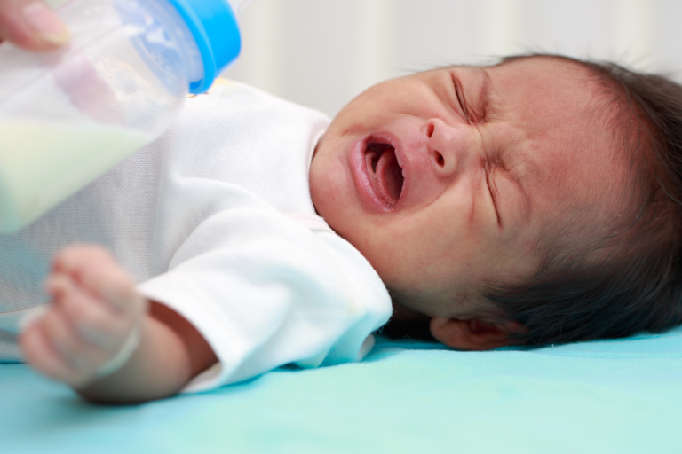 Pourquoi mon bébé pleure pendant le biberon