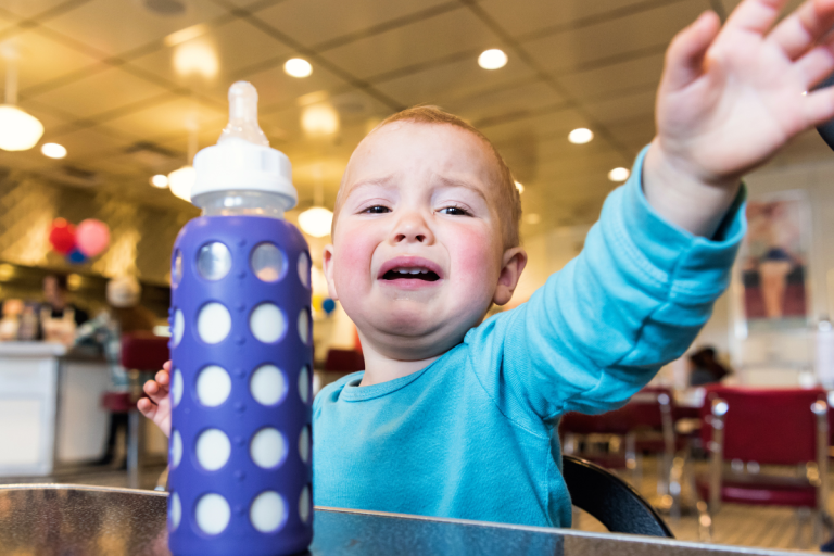 Pourquoi mon bébé pleure-t-il après son biberon