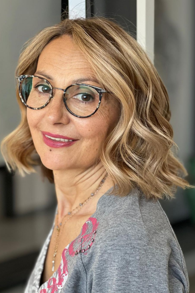 Coupe De Cheveux Mi Long Femme 60 Ans Avec Lunettesnull