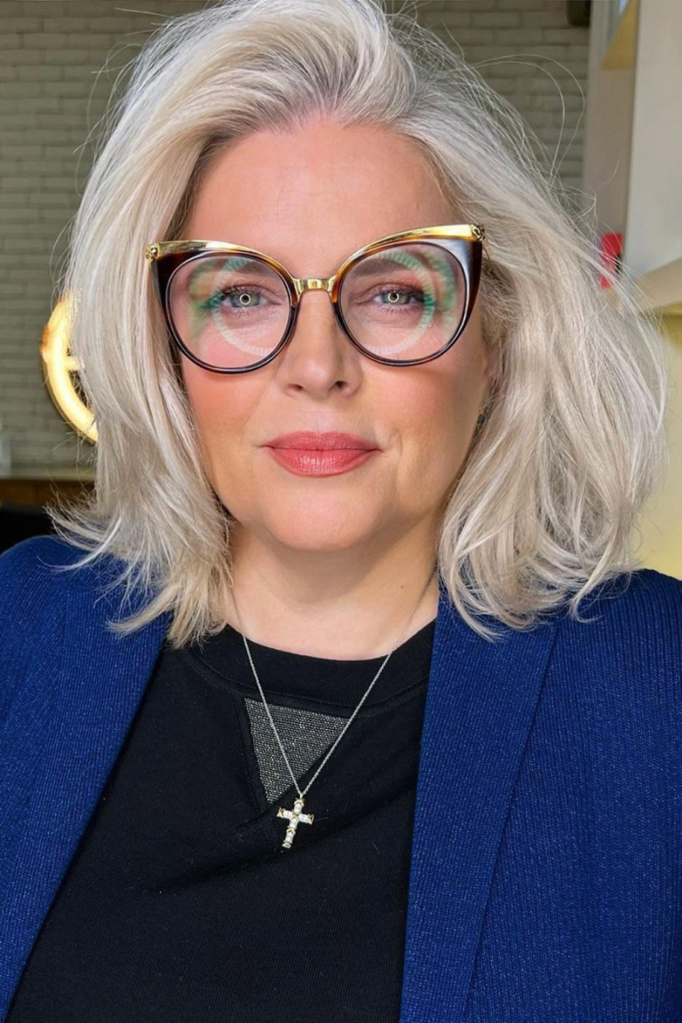 coupes de cheveux femme 60 ans avec lunettes 26