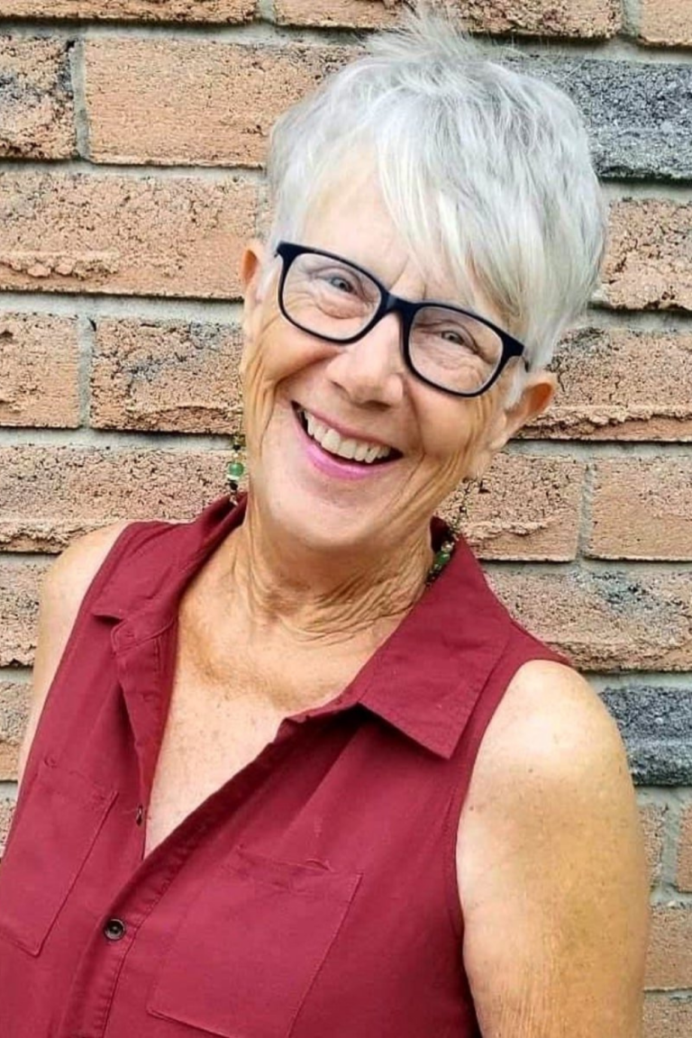 Coupe De Cheveux Frises Femme 60 Ans Avec Lunettes
