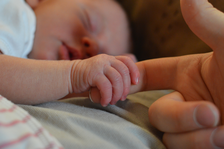 pourquoi je ne laisse personne toucher mon bébé