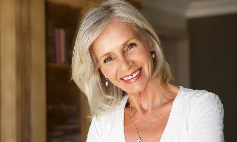 coupe de cheveux femme 50 ans avec lunettes