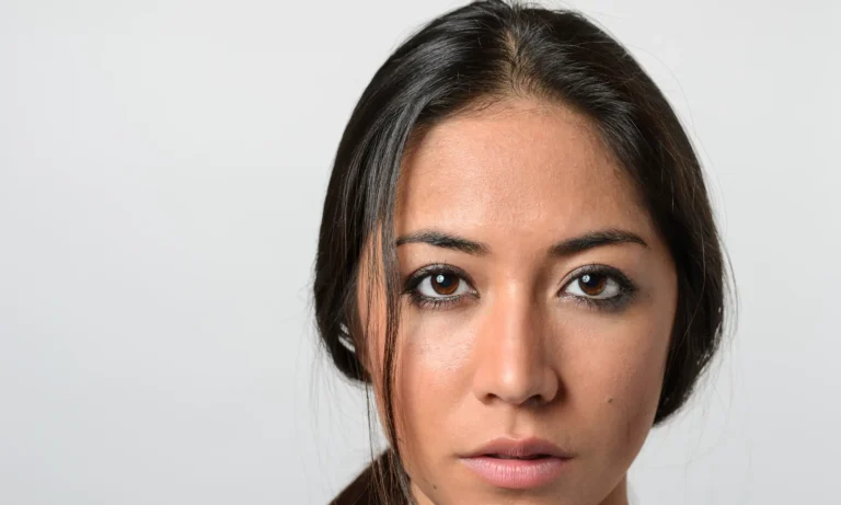 il me regarde fixement sans sourire