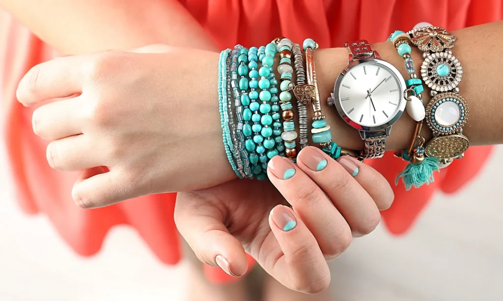 femme avec trop d'accessoires