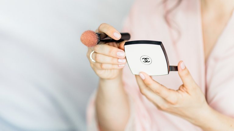 Maquillage express : les essentiels d’une trousse de maquillage pour les femmes pressées