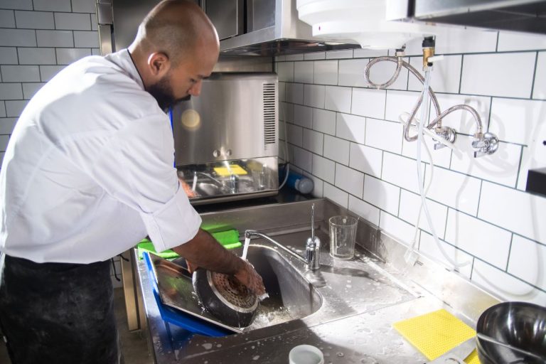 Voici l'erreur qui ruine vos poêles en inox