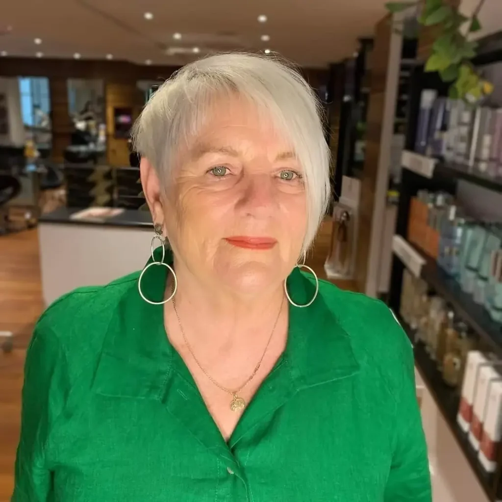 Une coupe pixie longue et hachée