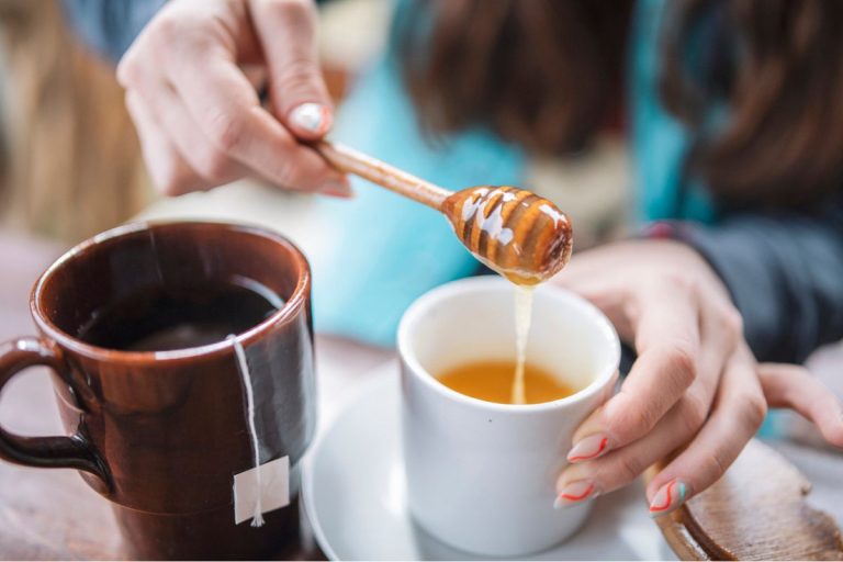 miel dans une boisson chaude