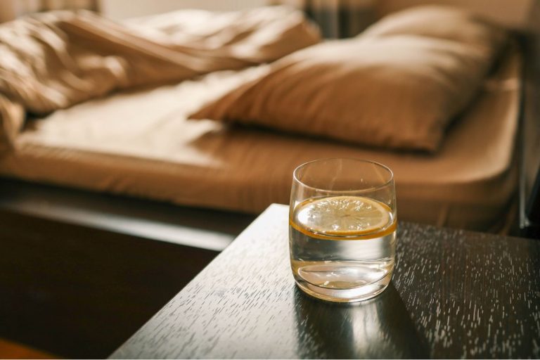 verre d’eau sur votre table de chevet
