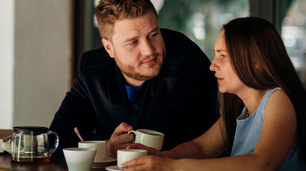 Que révèle un regard insistant sans jamais venir vous parler