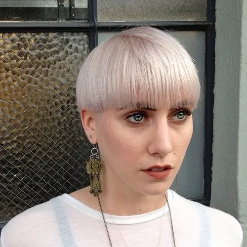 Coupe au bol avec frange tombante sur les yeux