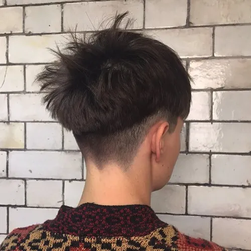 Coupe bassin avec arrière décoiffé