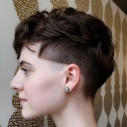 Coupe texturée avec tempes rasées