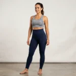 Femme confiante portant un legging sculptant Ceralia bleu marine, effet gainant visible.