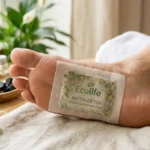 Patch détox Ecolife sur pied nu, texture et ingrédients naturels, bien-être.