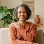 Personne portant la main sur son épaule gauche pour illustrer la signification d'une douleur à l'épaule.